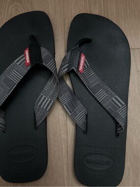 Havaianas Men’s Black Flip Flops with Gray Patterned Straps
